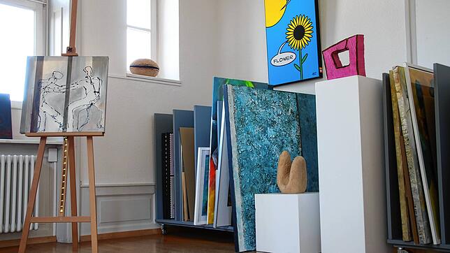 In der Artothek in Radolfzell lagern verschiedene Kunstwerke und warten darauf, ausgeliehen zu werden. Das Konzept soll aber 2024 ...