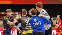 Die Konstanzer Handballer feiern ausgelassen nach dem Unentschieden bei den Eulen Ludwigshafen.