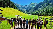 Begleitet vom Geografie-Lehrer Nathanael Pfefferle (rechts) und der Biologie- und Geografie-Lehrerin Magdalena Pfau (links) wanderten ...