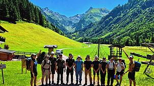 Begleitet vom Geografie-Lehrer Nathanael Pfefferle (rechts) und der Biologie- und Geografie-Lehrerin Magdalena Pfau (links) wanderten ...