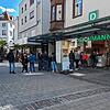 Vor manchen Geschäften bildeten sich am ersten Tag des Einkaufens ohne Testpflicht längere Schlangen.