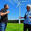 Volker Mayer-Lay (links, CDU-Bundestagskandidat im Bodenseekreis) und Jürgen Resch (Chef der Deutschen Umwelthilfe) im Gespräch am ...