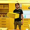 Luca Crudo hilft am ersten Tag in der Postfiliale in der Gerwigstraße aus. Seit genau einem Monat ist die Postannahmestelle in der ...