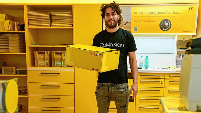 Luca Crudo hilft am ersten Tag in der Postfiliale in der Gerwigstraße aus. Seit genau einem Monat ist die Postannahmestelle in der ...