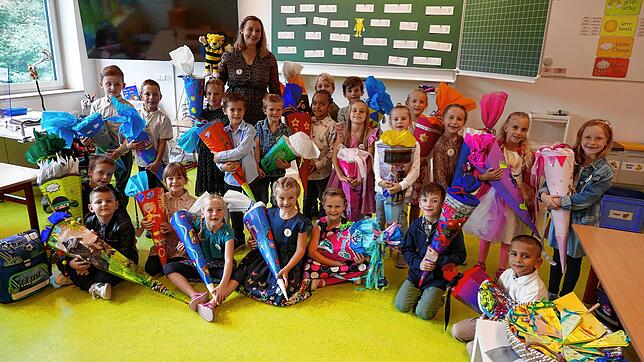 Die Klasse 1a der Grundschule Engen mit ihrer Klassenlehrerin Deborah Pawlak bei ihrer Einschulungsfeier.