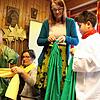 Seit mehr als 20 Jahren ist Ingeborg Götz (rechts) Teil der Sternsinger-Aktion in Bonndorf und kümmert sich auch um das Ankleiden der ...