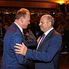 Glückwunsch nach der Auszählung: Jan Zeitler, der Sieger und bisherige Oberbürgermeister (links), mit Martin Hahn, dem Herausforderer ...
