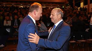 Glückwunsch nach der Auszählung: Jan Zeitler, der Sieger und bisherige Oberbürgermeister (links), mit Martin Hahn, dem Herausforderer ...