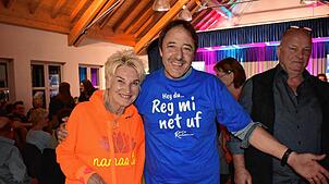 Ortsvorsteher Norbert Ebi freut sich nicht nur über das T-Shit-Geschenk der Kabarettistin Doris Reichenauer, sondern auch über einen ...