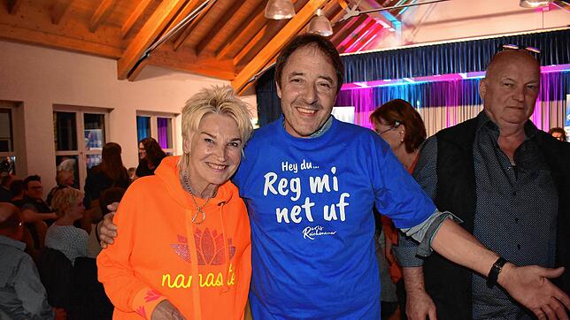 Ortsvorsteher Norbert Ebi freut sich nicht nur über das T-Shit-Geschenk der Kabarettistin Doris Reichenauer, sondern auch über einen ...