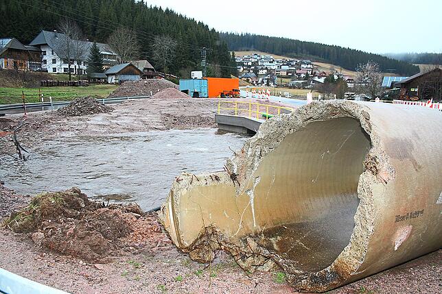 Nur mit der Kraft eines Baggers kann der Abfluss an der Brücken-Baustelle in Rohrbach befreit werden. Es bestand die Gefahr, dass das ...