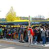 Hygieneregeln und Trennung von Klassen in der Schule, Traubenbildung an der Bushaltestelle: Ein Lehrer (links) achtet darauf, dass ...