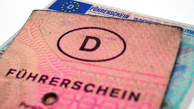 Tschüss rosa Lappen, hallo Plastekarte, heißt es für viele Führerscheininhaber. Die ersten Fristen laufen bald ab.