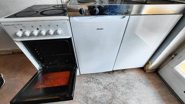 Der Spülenschrank ist ersetzt, der Backofen wirkt, als ob er seit Monaten oder Jahren nicht geputzt wurde.