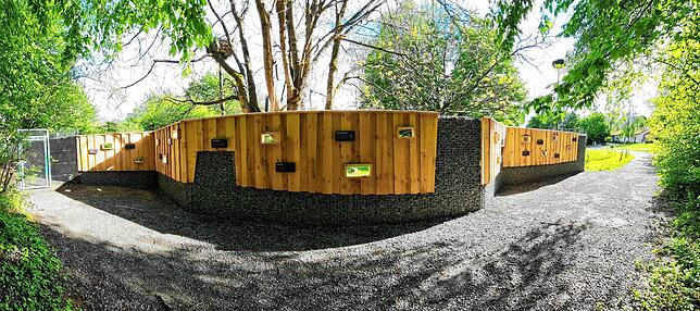 Die neue Vogelbeobachtungswand auf dem Affenberg Salem ist mehr als 30 Meter lang und hat insgesamt 14 Gucklöcher, durch die man die ...