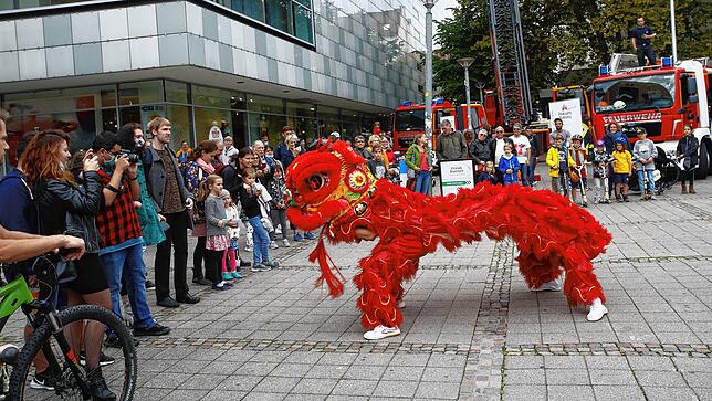 Die Menschen war vom Löwentanz der Wushu-Akademie begeistert.