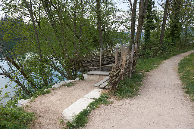 Wehr: An zwei geschützten Sitzgelegenheiten kann man die Ruhe am Rhein genießen.