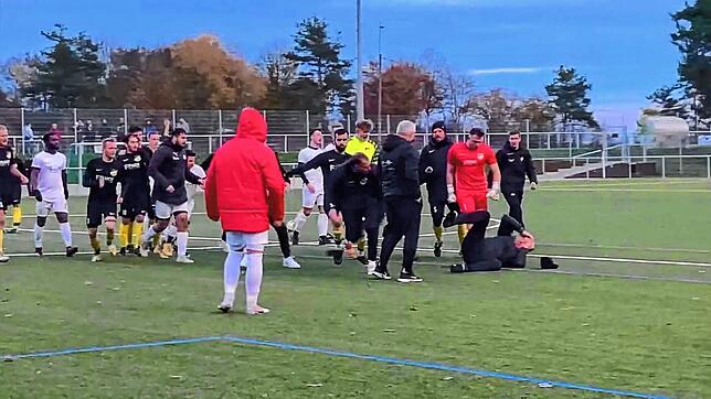 Schlimme Szenen überschatten die Partie in Marbach: Riedböhringen/Fützen-Trainer Zeljko Cosic geht in Folge einer Rudelbildung getroffen ...