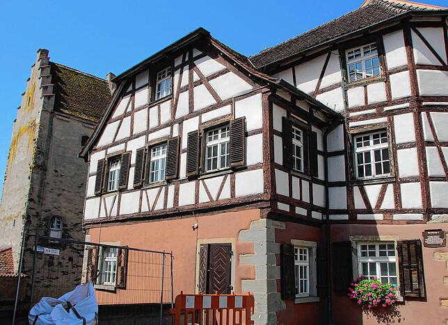 Im Vordergrund das Gebäude, in dem die Touristinformation untergebracht ist, im Hintergrund sind Teile des Hexenturms zu sehen.