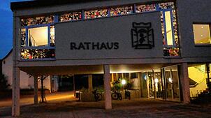 Das Jestetter Rathaus: Hinter den bunten Fensterscheiben, gestaltet von Siegfried Fricker, tagt der Gemeinderat. Foto: Rotraud Opfermann
