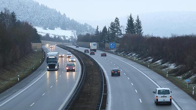Rasen auf der Autobahn zwischen Engen und dem Unterhölzer Wald bei Geisingen soll bald der Vergangenheit angehören, wenn hier aus ...