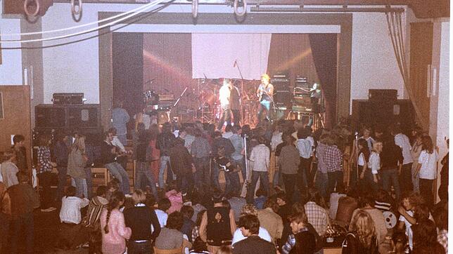 Die Band &bdquo;Grevasse&ldquo; aus Markdorf auf der Bühne des Dorfgemeinschaftshauses in Bermatingen bei der ersten Rockfete 1981.