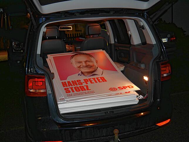 Bild 2: Wer zuerst kommt, klebt zuerst: Eine Nacht unter Wahlkampfhelfern