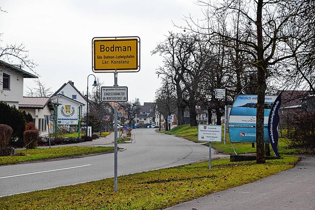 Der Verkehr soll künftig so gelenkt werden, so dass er automatisch am Weilerkapellen-Parkplatz (hier rechts nach dem Ortseingang) vorbei ...