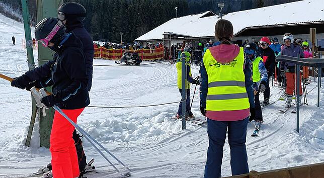 Eine lange Reihe von Skifahrern, von alt bis jung, vor dem Lifteinstieg. Das Bild ist am letzten Januar-Wochenende in Herrischried ...