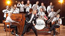 Das Hot Jazz Orchester erweckt in der Obsthalle neben dem Winkelstüble in Wahlwies die Musik der 1920er-Jahre zu neuem Leben. Foto: Tom ...