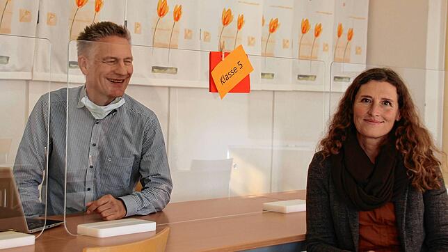 Rektor Hartwig Hils und Internatsleiterin Rita Schmid von der Heimschule Kloster Wald im Speisesaal, wo Plexiglasscheiben für Sicherheit ...