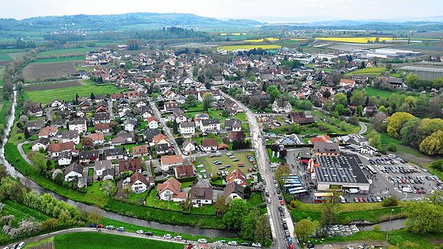Das Familienunternehmen Omnibus-Wegis (große Fläche rechts im Bild) hat seinen Sitz seit 64 Jahren Bermatingen-Ahausen. In Zukunft ...
