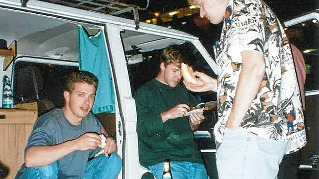 Michael Lehmann (links) mit seinen Studienkollegen Andreas Schönstein und Holger Birkle in Genua. Im Hintergrund sind die Lichter der ...