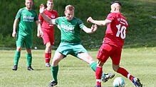 Der Sauldorfer Kapitän Christoph Hipp (links) im Duell mit Timotheos Ülger (10) vom FC Aramäer Pfullendorf.