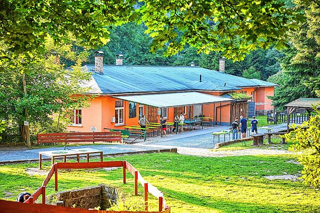 (Archivbild) Die Jugendeinrichtung Ochelbaude ist geöffnet. Betreiber René Hofmann freut sich, dass nach wie vor Schulklassen zu Besuch ...