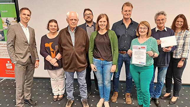 2. Platz: Der Imkerverein Albbruck erhält 2750 Euro für seinen geplanten Lehrbienenstand. Stolz auf den Gewinn sind (von links): David ...