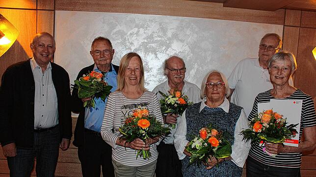 Der Vorsitzende, Bürgermeister Thomas Schäuble (l.), ist stolz auf die Geehrten des DRK-Ortsvereins Lauchringen (hinten von links): Gerd ...