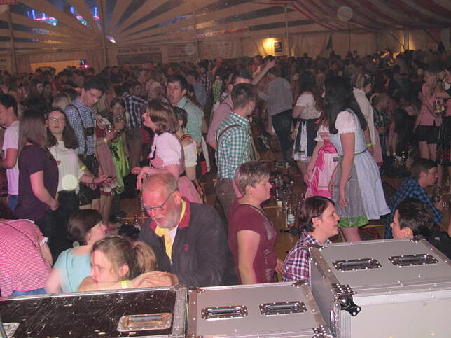 Das Publikum des Gögginger Bierfests war bester Stimmung – auf Bänken und Tischen wurde getanzt.