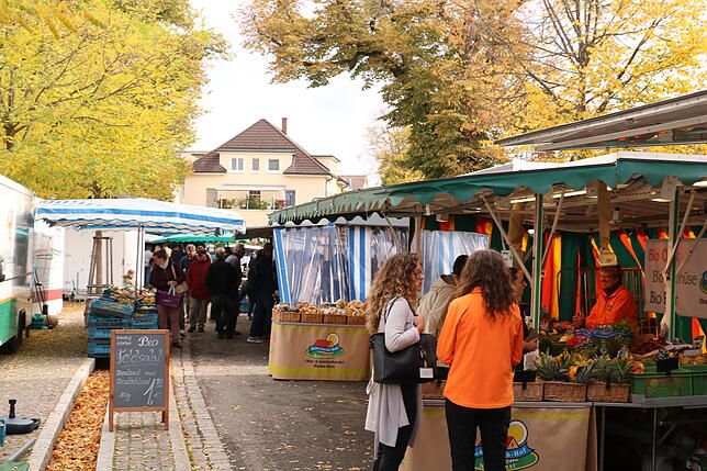Mittagszeit auf dem Donaueschinger Wochenmarkt. Die meisten Einkäufe sind getätigt.