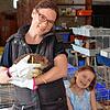 Nicole Kolb, hier mit ihrer Tochter Amelie, betreute das Winterquartier für Igel in Bermatingen. Bilder: Jörg Büsche