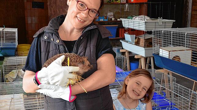 Nicole Kolb, hier mit ihrer Tochter Amelie, betreute das Winterquartier für Igel in Bermatingen.