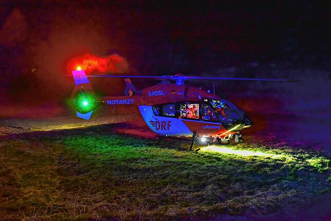 Christoph 11 ist einer von insgesamt drei Rettungshubschraubern an der Einsatzstelle. Er fliegt eine Patientin mit Rauchgasvergiftung in ...