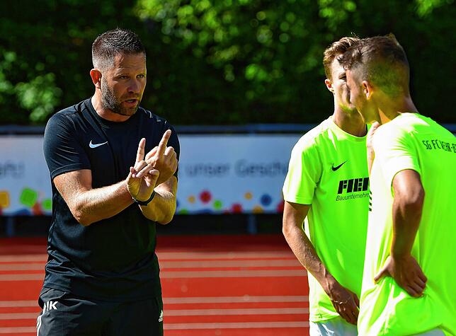 Enttäuscht: Trainer Urs Keser (links) war nach dem 1:3 der SG FC Wehr/Brennet beim VfR Bad Bellingen mächtig sauer.