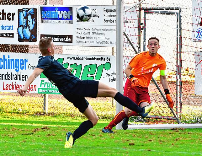 Ohne Chance: Torwart Jonas Aich – hier ein Archivbild – wurde von seiner Abwehr bei der deutlichen 1:6-Niederlage des FC ...