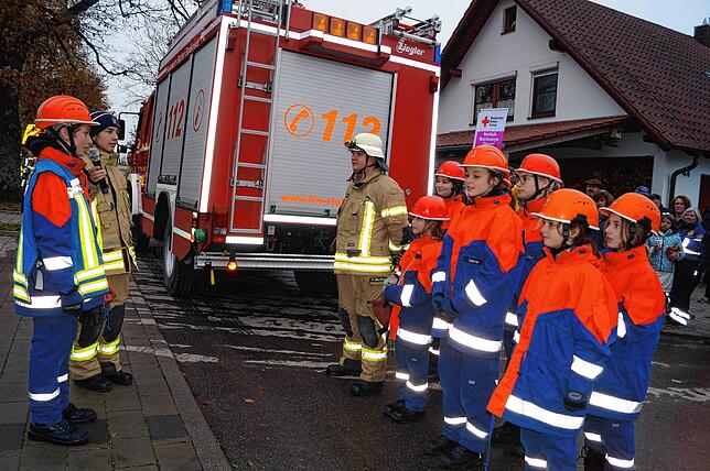 Ben (hier neben Jugendwartin Christina Mayr) fungiert als Gruppenführer und sagt seinen Kameraden von der Jugendfeuerwehr, was bei der ...