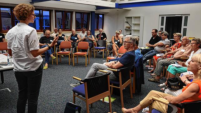 Dezernentin Angelique Augenstein bedankt sich bei den Teilnehmern des Workshops für die Mitarbeit.