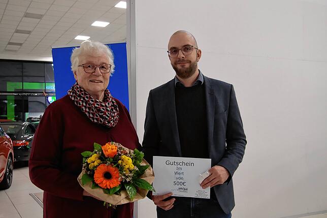 Gertrud Schäfer aus Wutöschingen freut sich über einen Gutschein &bdquo;Erholsamer Schlafen&ldquo; von Mein Bett Tiengen, überreicht von ...