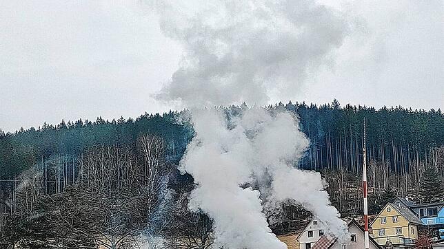 Gestank und starke Rauchentwicklung bei einem Vöhrenbacher Betrieb haben Anwohner dokumentiert. Bild: Ewald Braun