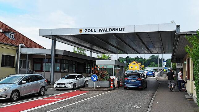 Mehr Sicherheit durch dauerhafte Grenzkontrollen oder mehr Unannehmlichkeiten und Stau? Welche Auswirkungen die dauerhaften Kontrollen ...