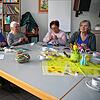 Konzentriet sind die „Wollmäuse“ des Awo-Ortsvereins Wutöschingen bei ihren gemütlichen Treffen bei Kaffee und Kuchen. Im Bild von ...